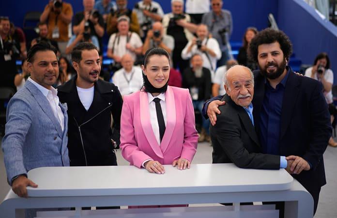 El elenco y el director de «Leilas brothers» / Foto: AP