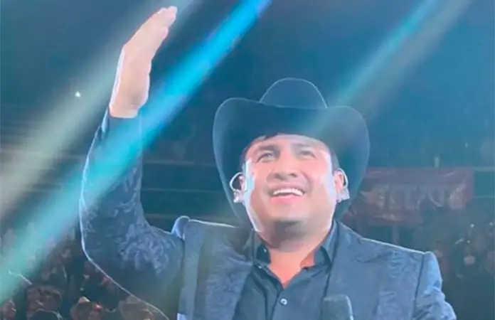 Julión Álvarez regaña a fans por lanzar celulares en concierto