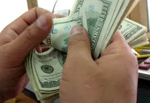 El d&oacute;lar, en 18.77 pesos ante discusi&oacute;n del paquete fiscal de EU