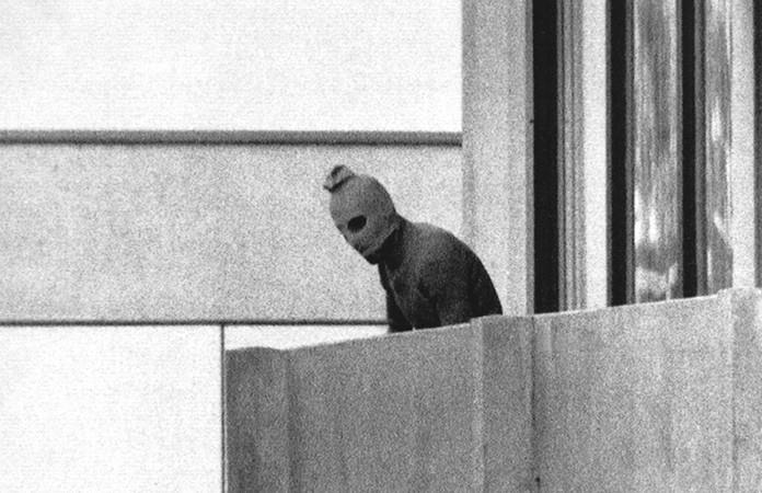 Un miembro del grupo Setiembre Negro que tomó como rehenes al equipo olímpico israelí en Múnich 1972 / Foto: AP