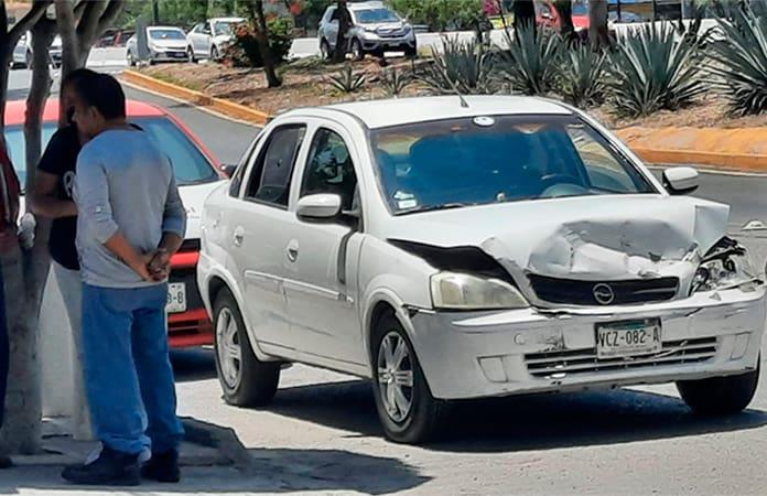 Solo daños deja accidente en Av Salvador Nava