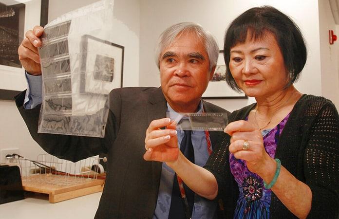 Kim Phuc, la «niña del Napalm», y el fotógrafo de AP, Nick Ut, observan el negativo original de la icónica imagen / AP
