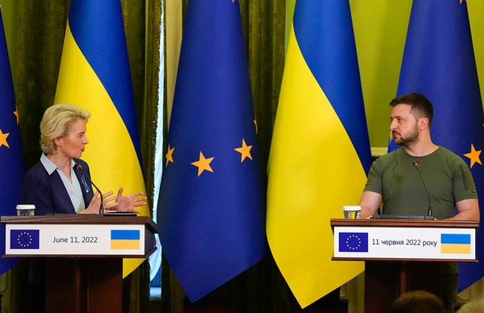 La presidenta de la Comisión Europea, Ursula von der Leyen, y  el presidente de Ucrania, Volodimir Zelenski / Foto: AP