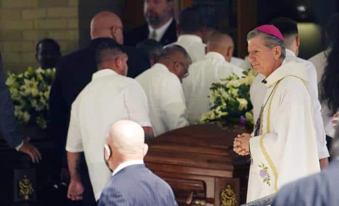 El arzobispo de origen potosino ofició hace unas semanas la misa para despedir a la maestra Irma García, quien murió en el tiroteo a la escuela primaria Robb, y a su marido, Joe, que falleció dos días después de un infarto. (Foto: AP)