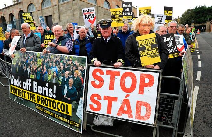 Manifestantes protestan contra los cambios propuestos por Johnson al protocolo norirlandés para el Brexit / Foto: AP