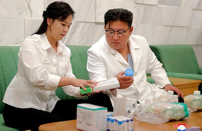 El gobierno norcoreano difundió fotos de Kim Jong Un y su esposa donando medicamentos