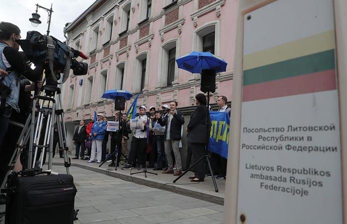 Manifestantes protestan frente a la embajada lituana en Moscú contra el bloqueo de Kaliningrado / Foto: EFE