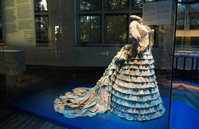 El vestido fue elaborado con mapas de las antiguas coloniales neerlandesas / Foto: EFE