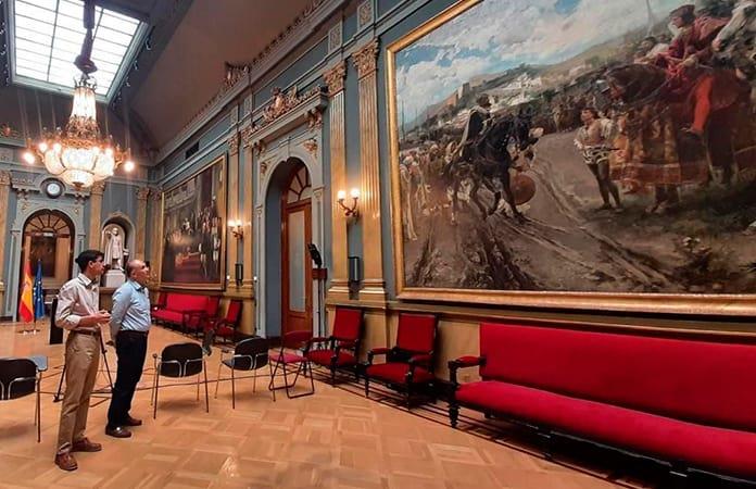 El alcalde capitalino Enrique Galindo Ceballos, ante el cuadro de Pradilla La entrega de Granada, en el Senado de España.