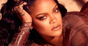 Adulta mayor confunde carrito de supermercado con el de Rihanna