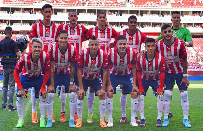 Aficionados de Chivas explotan y llenan de abucheos a un jugador