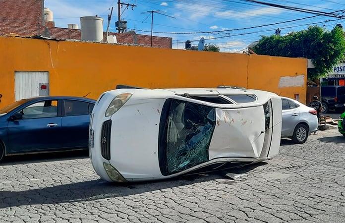 Auto se impacta contra otro estacionado y vuelca en La Libertad