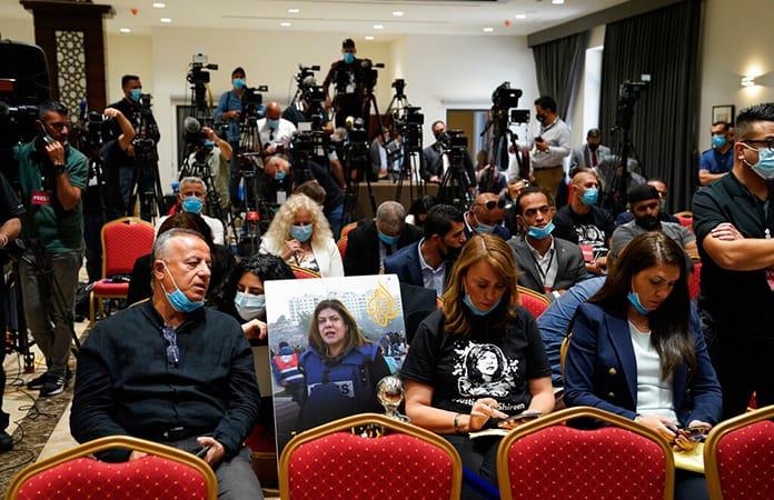 En la sala de prensa donde se encontraba Biden fue colocada una silla vacía con la foto de la periodista / Foto: EFE