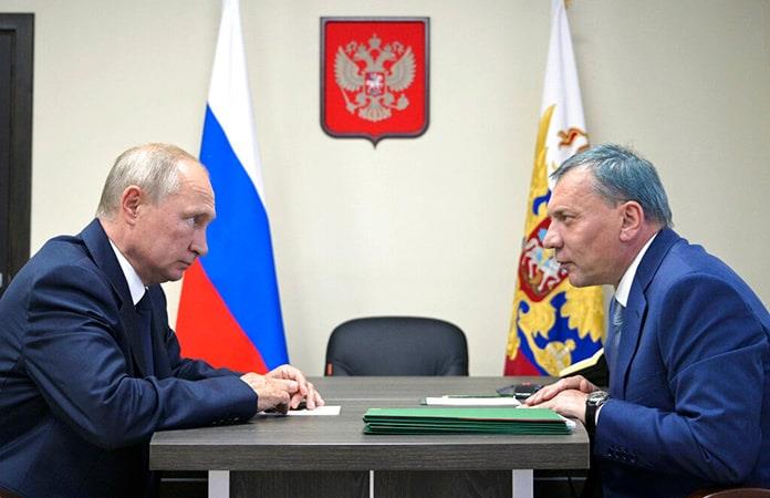 Vladimir Putin y el nuevo director de Roscosmos, Yuri Borisov / Foto: AP