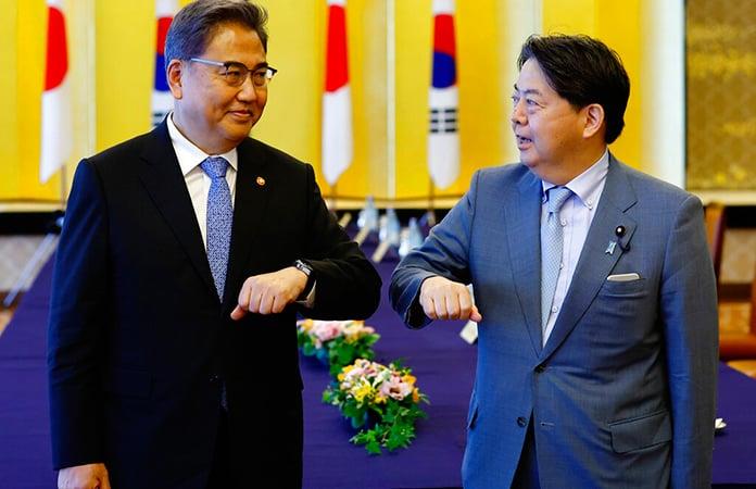 El ministro de Relaciones Exteriores de Corea del Sur, Park Jin y su homólogo japonés, Yoshimasa Hayashi / Foto: EFE