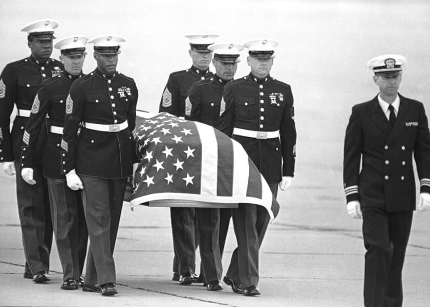 En esta imagen del 8 de marzo de 1985, infantes de marina de Estados Unidos llevan el cuerpo del agente asesinato de la DEA Enrique Camarena Salazar, a su llegada a la base aérea naval de North Island en San Diego. (Foto: AP)