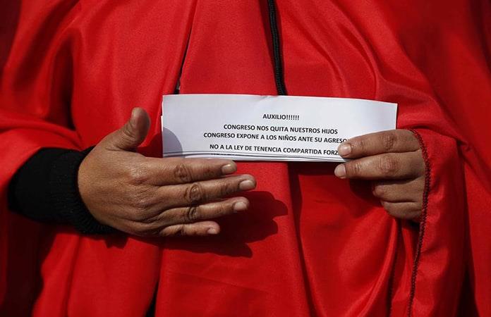 Una mujer participa en una protesta contra las reformas del Congreso peruano / Foto: EFE