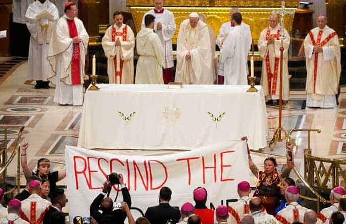 Indígenas canadienses pidieron al papa el año pasado que rescindiera la llamada «Doctrina del descubrimiento» / Foto: AP