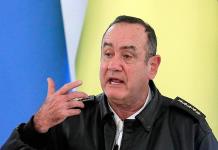 Presidente de Guatemala felicita a Bernardo Arévalo y ofrece una transición ordenada
