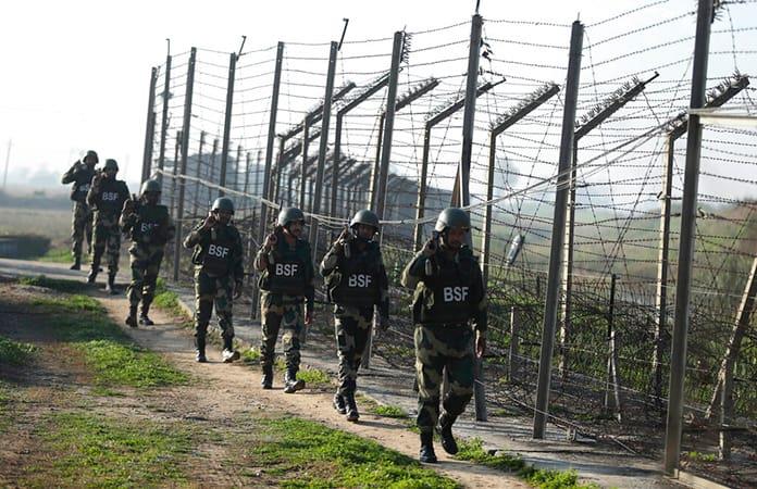 Fuerzas de seguridad de la India patrullan en la frontera con Pakistán / Foto: AP