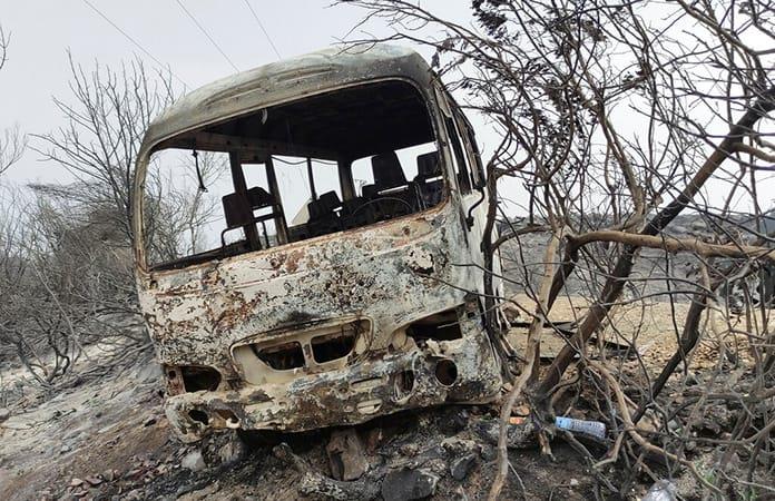 Ocho personas murieron cuando las llamas alcanzaron un autobús de pasajeros / Foto: AP