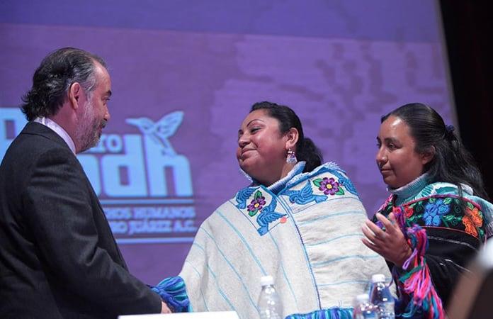 Alberta Alcántara y Teresa González durante el ofrecimiento de una disculpa pública de la PGR en 2017 / Foto: EFE