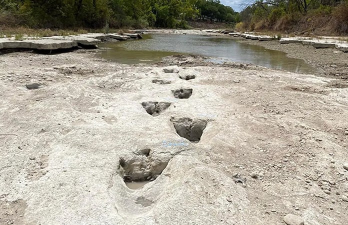 Sequía deja al descubierto huellas de dinosaurios en Texas Sequía deja al descubierto huellas de dinosaurios en Texas