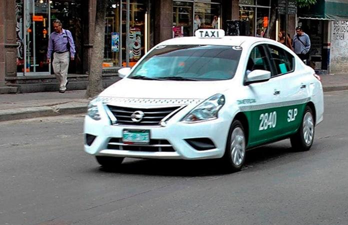  Enfrentan taxistas costosos trámites para poder operar