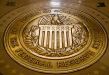 Fed mantiene tasas de interés entre 5.25% y 5.50%