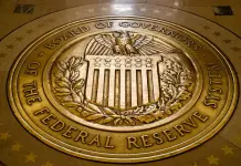 Fed mantiene tasas de inter&eacute;s entre 5.25% y 5.50%