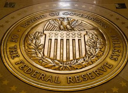 Fed mantiene tasas de interés entre 5.25% y 5.50%