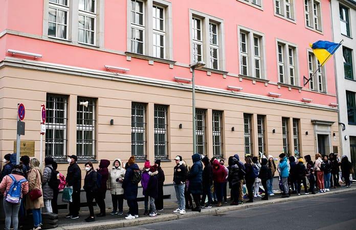 Refugiados esperan frente a la embajada de Ucrania en Berlín / Foto: AP