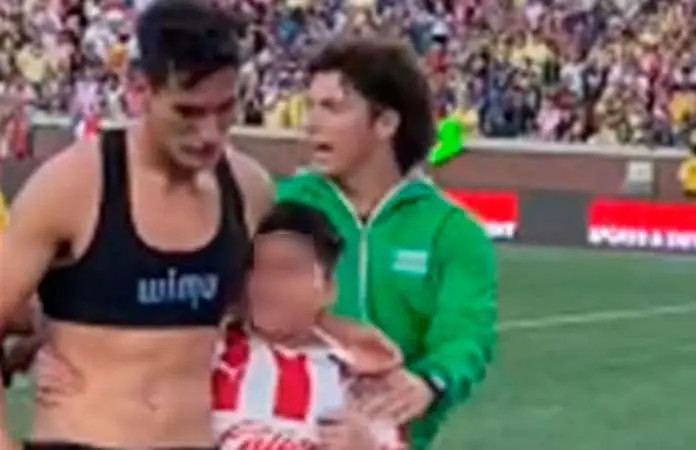 VIDEO: Jugadores de Chivas defienden a niño de guardias de seguridad