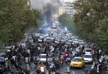 Irán condena a muerte a un hombre por matar a siete personas en las protestas