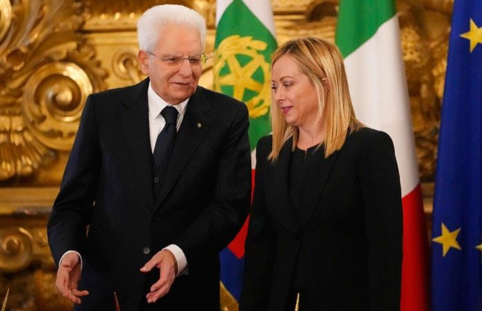El presidente de Italia, Sergio Mattarella, junto a la nueva primera ministra del país, Giorgia Meloni / Foto: AP