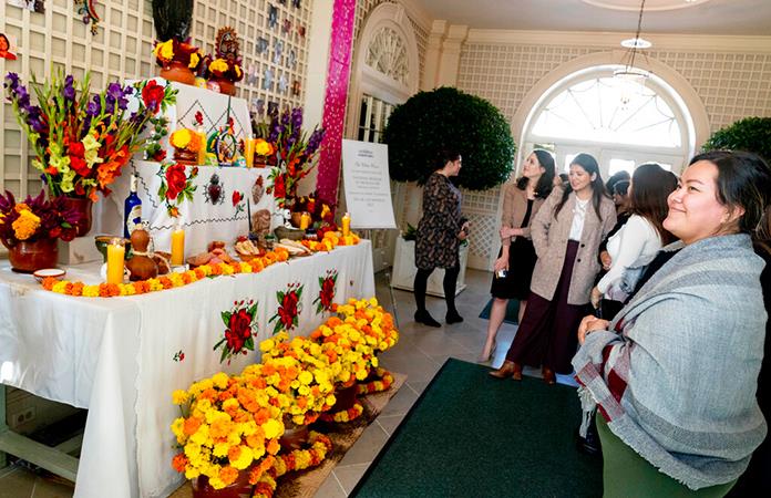 La Casa Blanca celebra Día de Muertos con ofrenda a familiares del personal