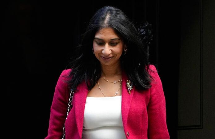 La ministra británica Suella Braverman denuncio una supuesta «invasión de migrantes» / Foto: AP