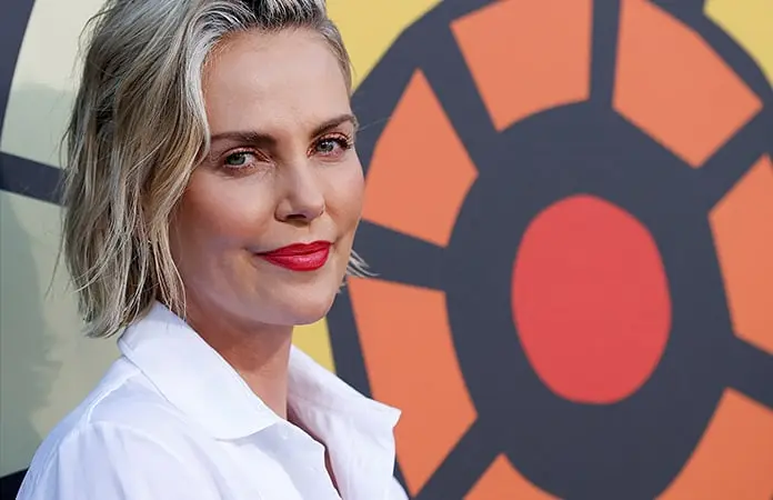 Aspecto de Charlize Theron divide opiniones en redes