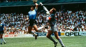 Pagan más de 3 mdd por balón de la Mano de Dios Pagan más de 3 mdd por balón de la Mano de Dios