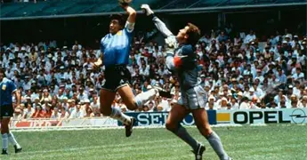 Pagan m&aacute;s de 3 mdd por bal&oacute;n de la Mano de Dios