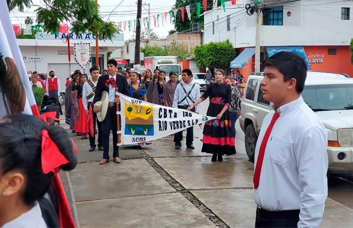 Repuntan ventas de trajes revolucionarios