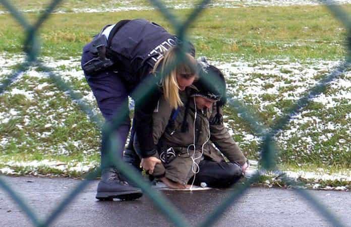 Un activista de «Última generación» es detenido durante una protesta / Foto: AP
