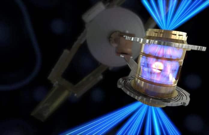 Una cápsula de combustible suspendida dentro de un cilindro, durante una prueba de fusión nuclear / Foto: LLNL vía EFE