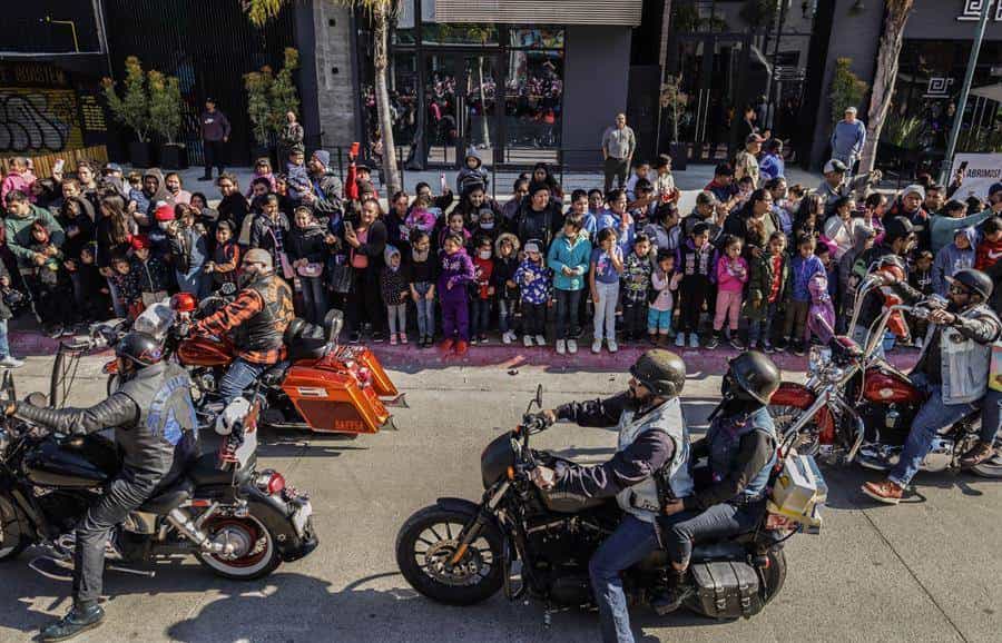 Motociclistas entregan juguetes a ni os en Tijuana