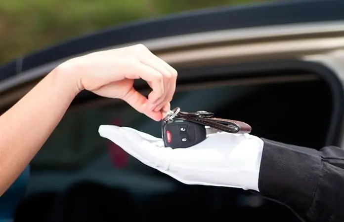 Buscan regular estacionamientos y los valet parking