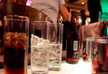 Jóvenes toman distancia de bebidas alcohólicas clásicas