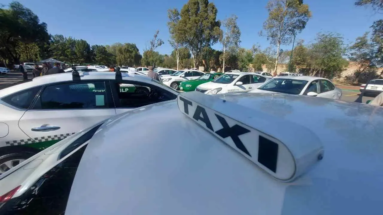 Ordenan a la SCT entregar concesión de taxi a conductora