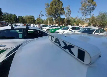 Ordenan a la SCT entregar concesión de taxi a conductora