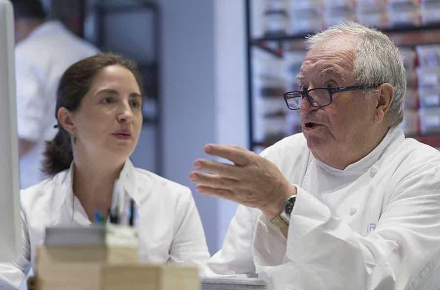 Elena y su padre, el legendario chef Juan Mari Arzak, en el laboratorio de su restaurante (foto Arzak).