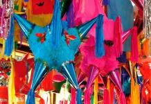 Artista mexicano diseña estampillas de EEUU que honran las tradicionales piñatas